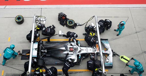 Foto: La doble parada en boxes llevada a cabo por los mecánicos de Mercedes fue crucial para lograr el doblete. (Reuters)