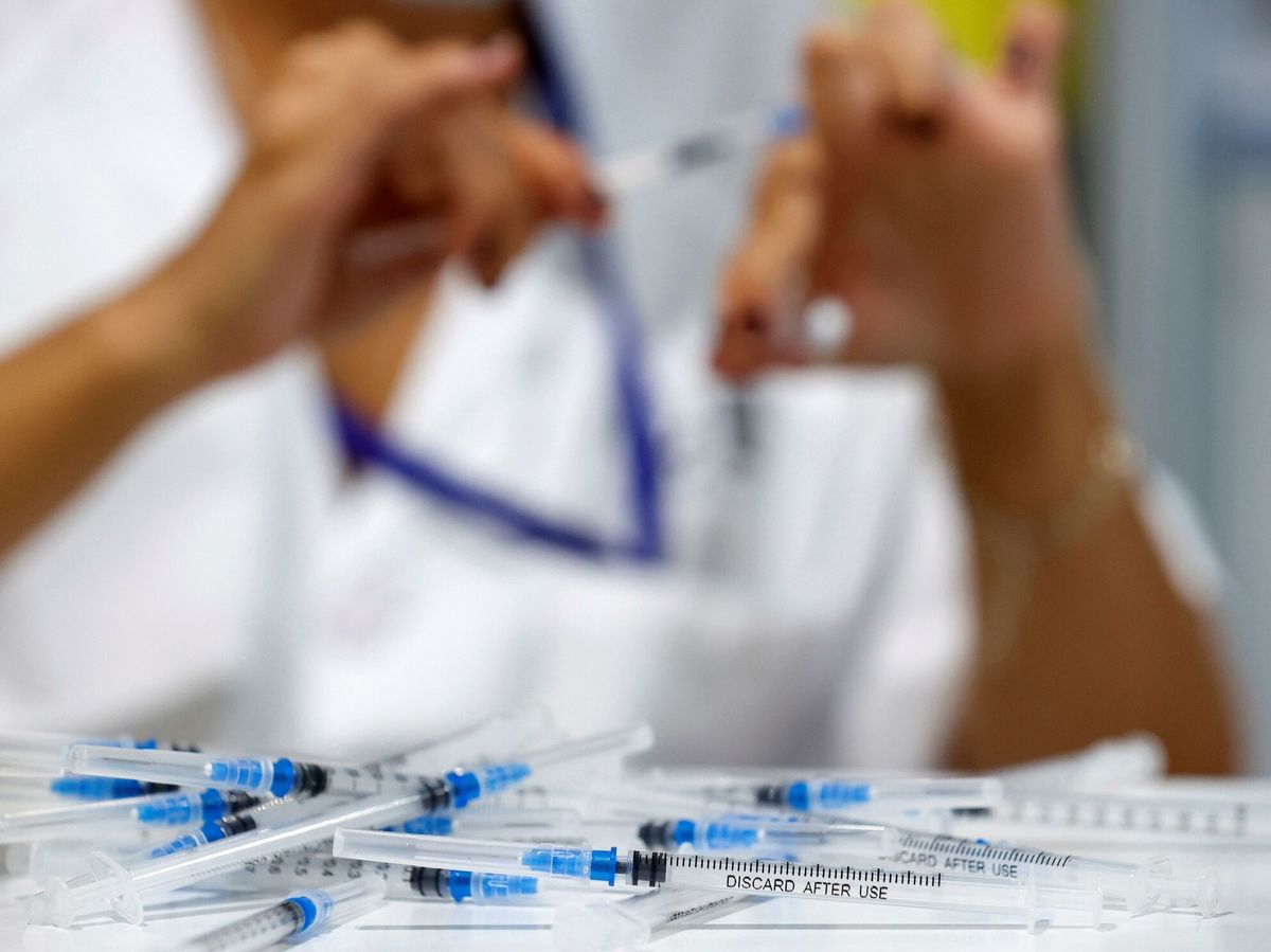Foto: Una sanitaria prepara dosis de vacunas contra el covid-19 en el hospital Enfermera Isabel Zendal de Madrid. (EFE) 