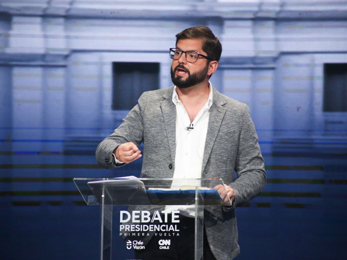 Foto: El candidato presidencial Gabriel Boric participa en un debate. (EFE)