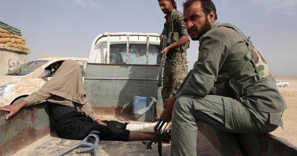 Foto: Combatientes kurdos de las SDF tras detener a un miembro del ISIS al norte de Deir al Zor, Siria. (Reuters)