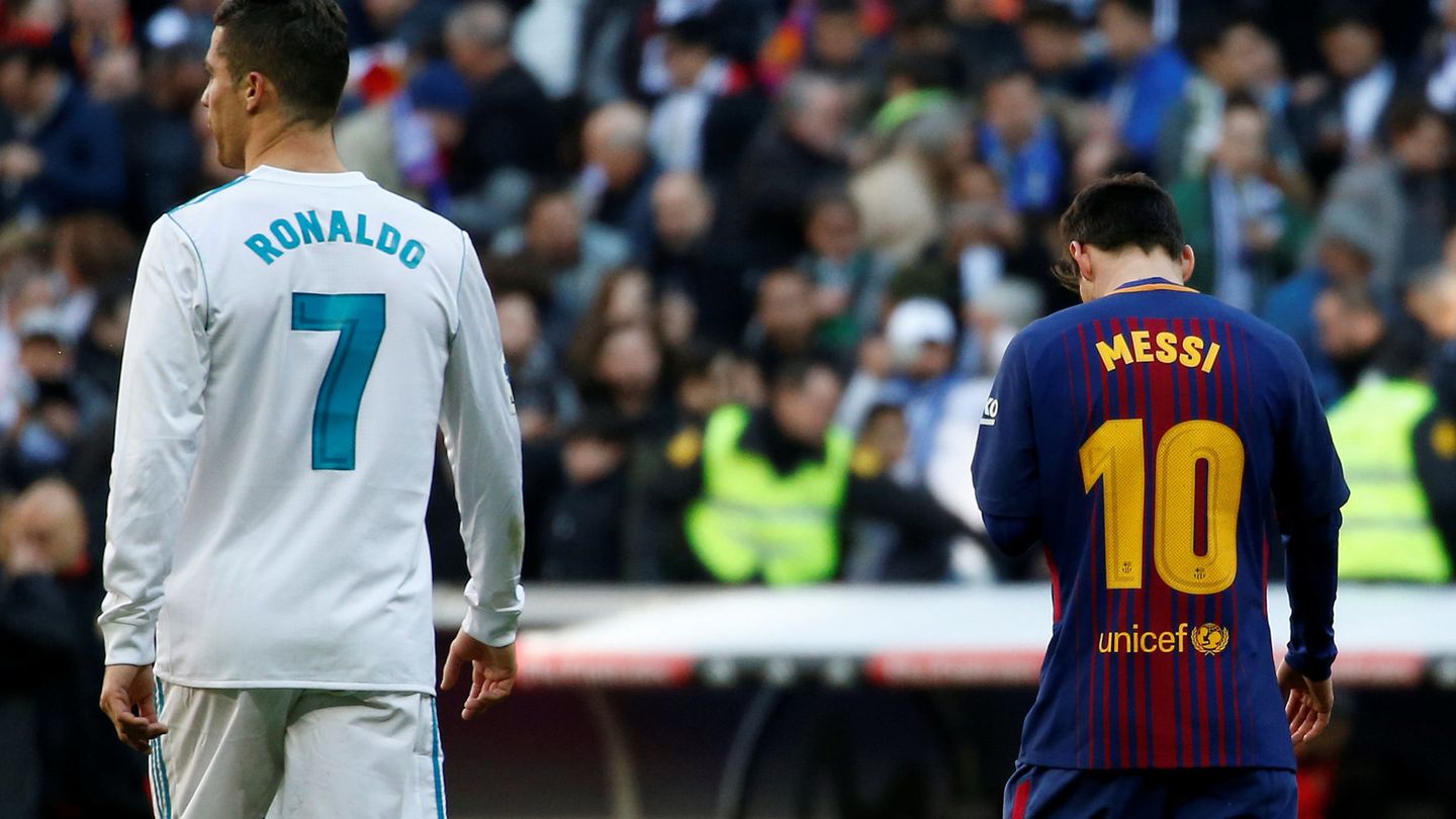 Cristiano Ronaldo y Messi, en un Real Madrid-FC Barcelona. (EFE)