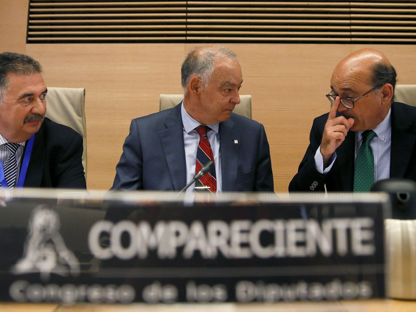 Eugenio Pino, en el centro, durante una comparecencia en el Congreso. (EFE)