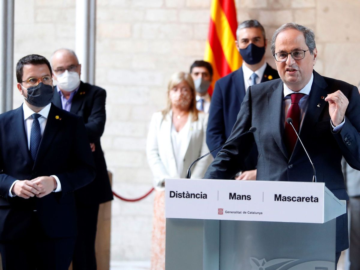 Foto: El expresidente de la Generalitat Quim Torra (d), Pere Aragonès (i) y el resto de los miembros del Govern, durante su declaración institucional. (EFE)