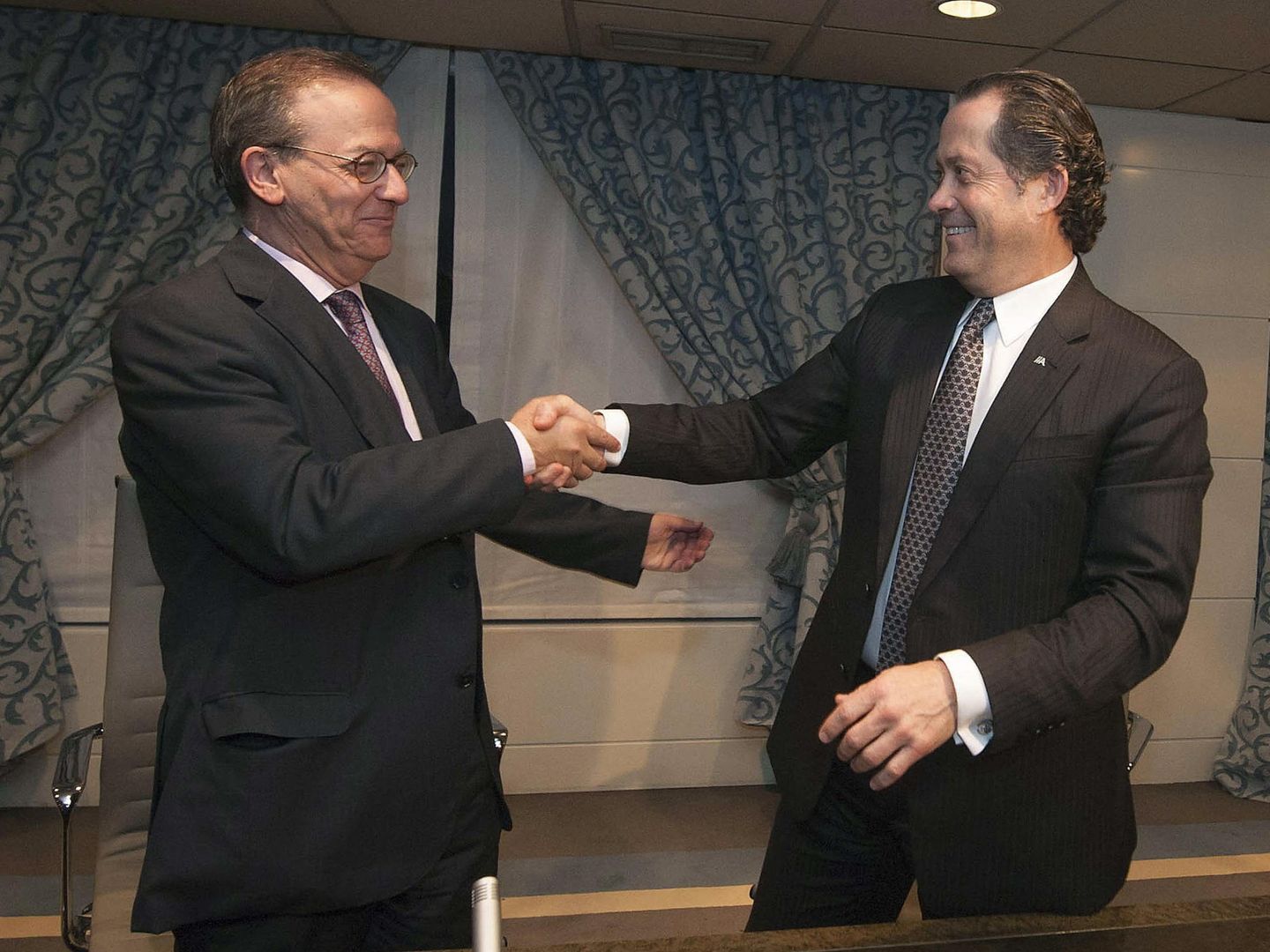 Antonio Carrascosa (i) y Juan Carlos Escotet, en la firma de la venta de NCG Banco. (EFE)