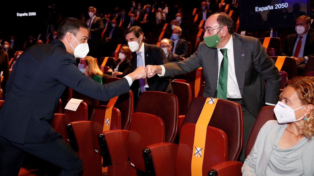 Foto: El presidente del Gobierno, Pedro Sánchez, saluda al presidente de Iberdrola, Ignacio Sánchez Galán. (EFE)