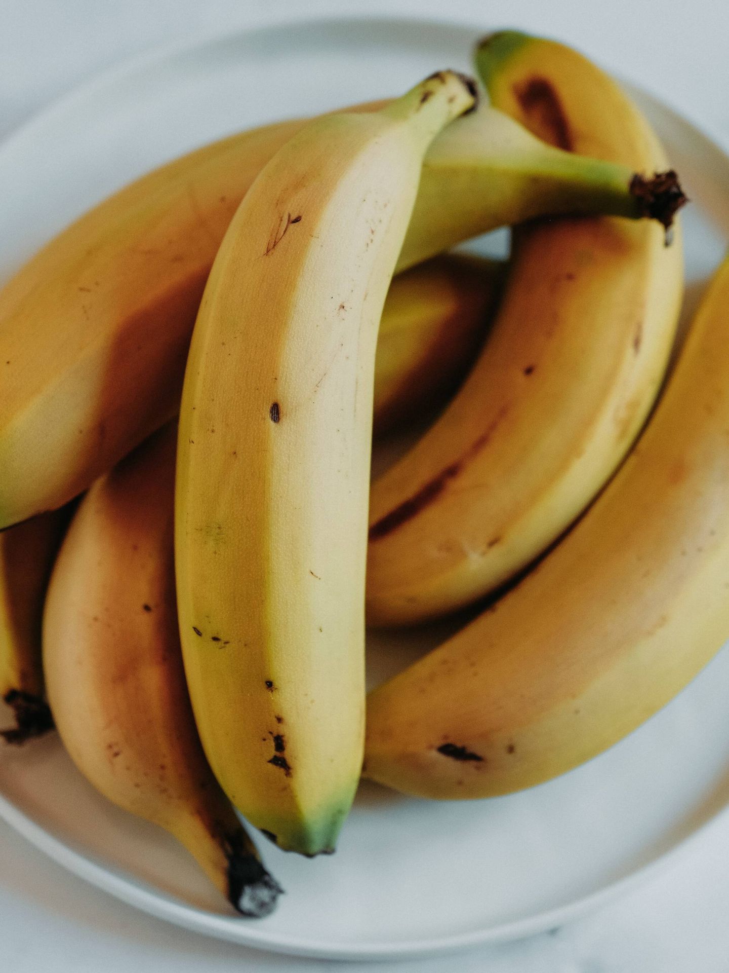 El plátano es un alimento rico en potasio. (Jeff Siepman para Unsplash)