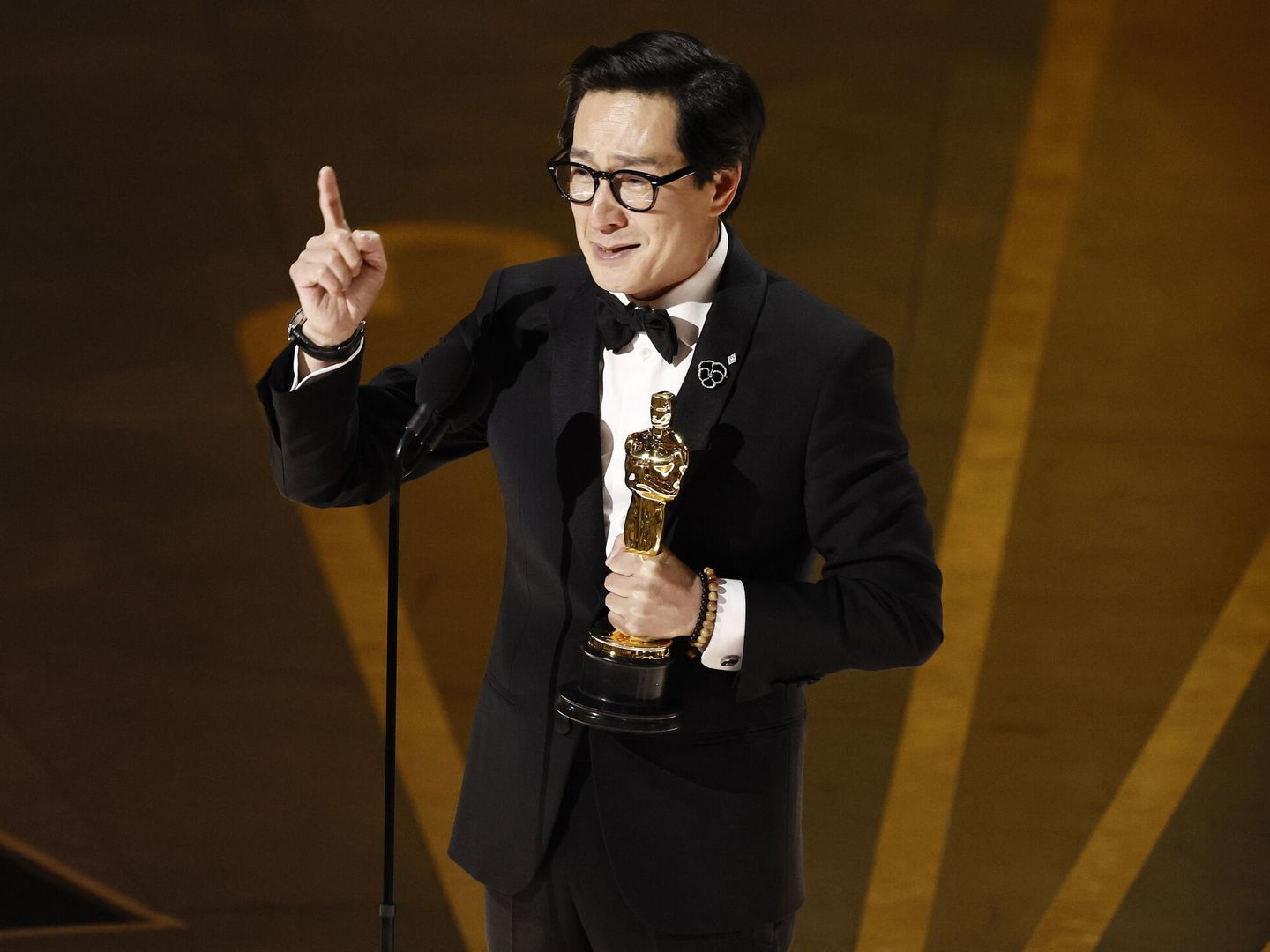 El actor Ke Huy Quan, durante su discurso al recoger el Oscar.