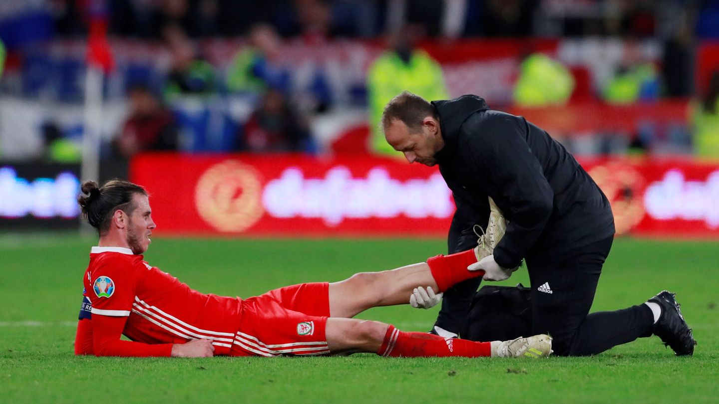 Bale es atendido por un médico de la Selección de Gales. (Reuters)