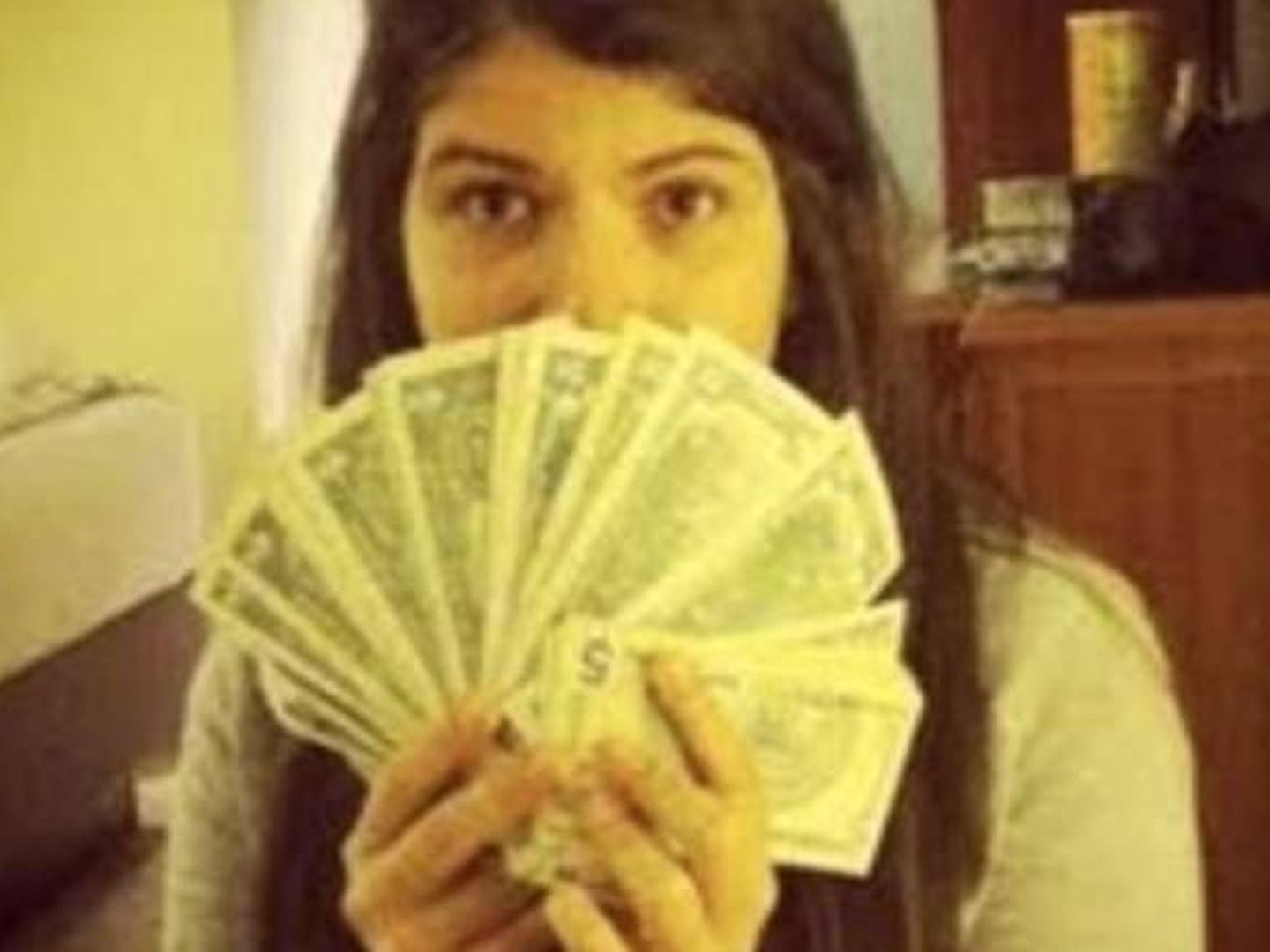 Rosines, alardeando de dinero. (Instagram)