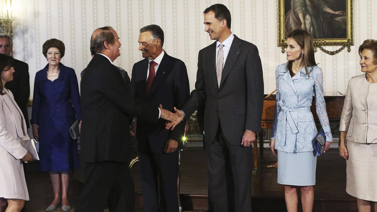 Los duques de Braganza, saludando a don Felipe y doña Letizia. (Reuters)