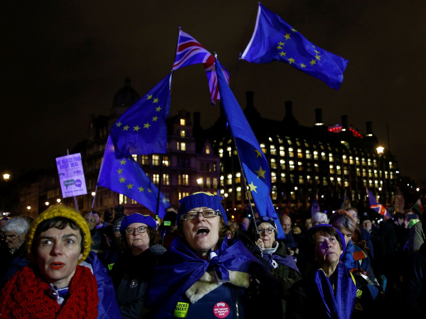 Manifestantes antiBrexit ante el Parlamento británico, en Londres. (Reuters) 