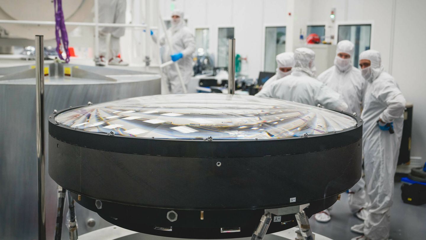 La lente óptica más grande jamás fabricada que alimentará el sensor de 3.200 megapíxeles del observatorio Vera Rubin. (Farrin Abbott / SLAC)
