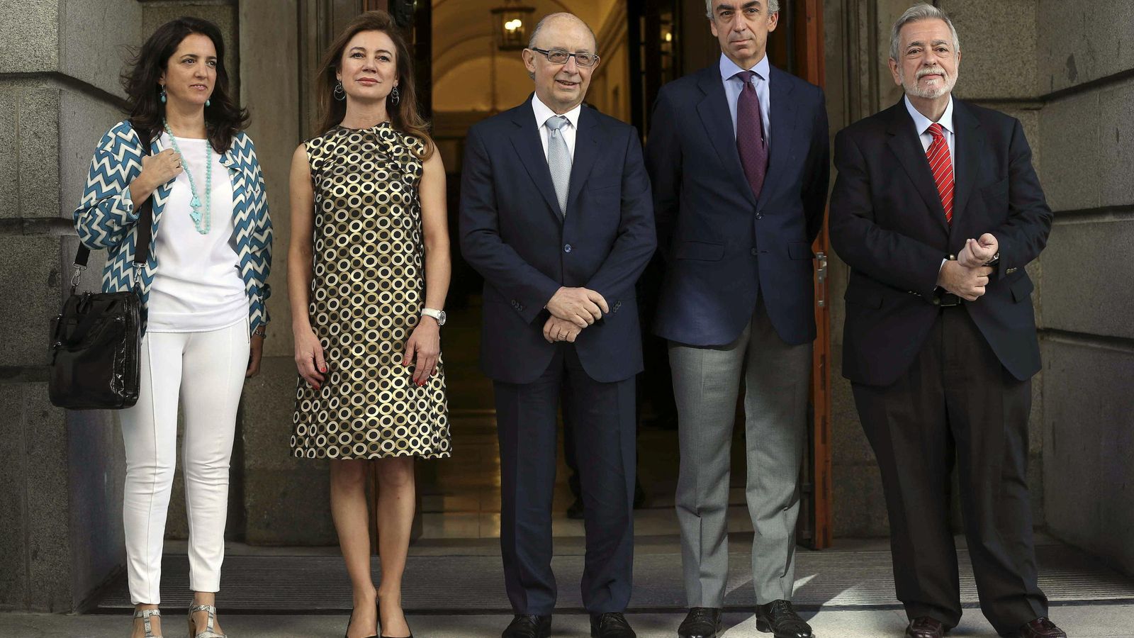 Foto: El ministro de Hacienda, Cristóbal Montoro (c), acompañado por su equipo. (EFE)