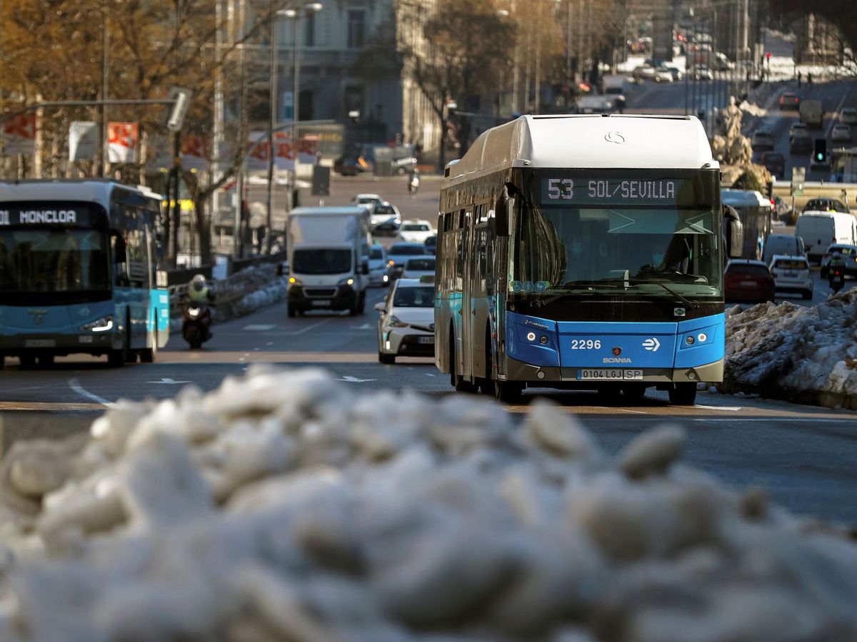 Foto: Autobuses de la EMT circulan por la calle Alcalá en Madrid. (EFE)