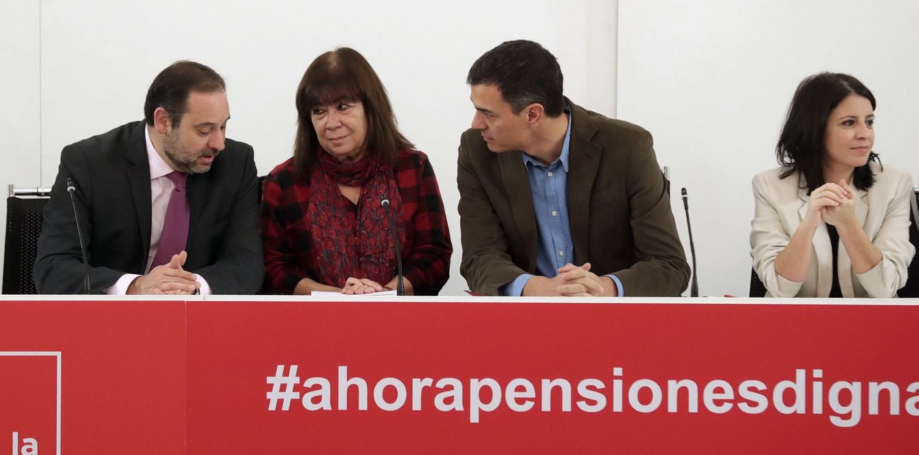 Foto: Pedro Sánchez, el pasado 8 de enero, en la reunión de su ejecutiva, con José Luis Ábalos, Cristina Narbona y Adriana Lastra. (EFE)