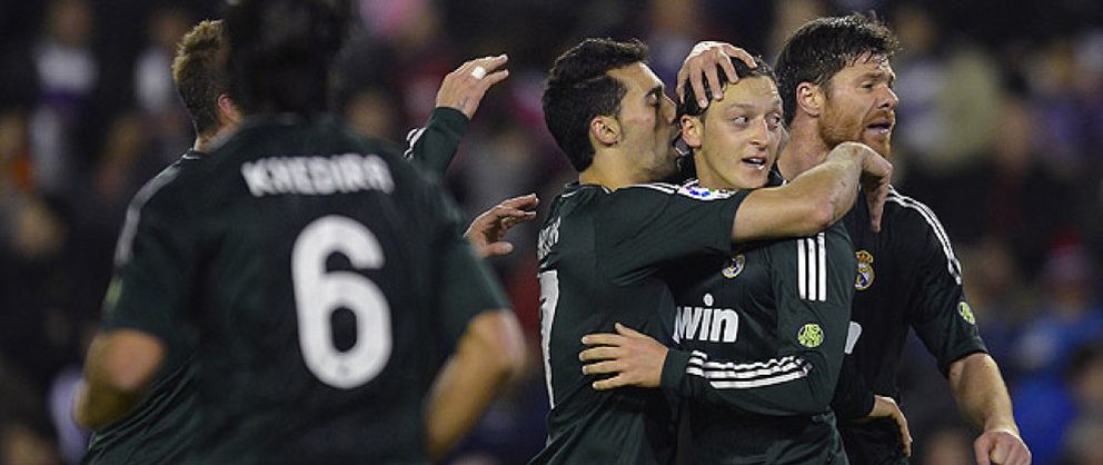 Foto: Özil, con una exhibición, salva a un Real Madrid con una verbena por defensa a balón parado