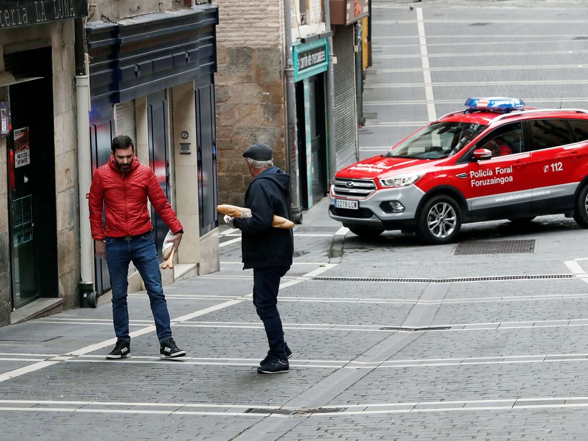 Foto: Un vehículo de la Policía Foral vigila las calles del casco viejo de Pamplona. (EFE)