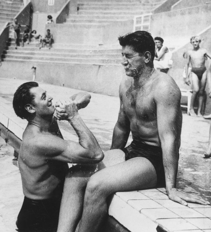 El nadador Johnny Weissmuller (izquierda) salpica con agua al francés  Alex Jany en la piscina olímpica Tourelles en 1924. (Keystone/Getty Images)