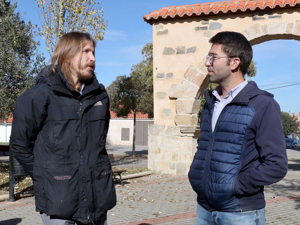 Foto: El secretario general de Podemos en Castilla y León, Pablo Fernández (i), conversa con el alcalde de Miranda de Azán, José Luis Sánchez Martín, el pasado noviembre. (EFE/J. M. García)
