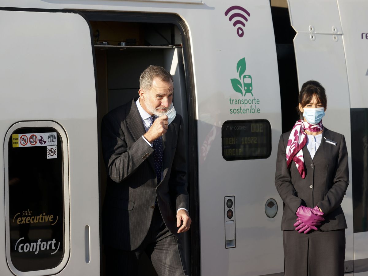 Foto: Felipe VI baja del AVE Madrid-Murcia en su parada en Elche. (EFE/Javier Lizón)