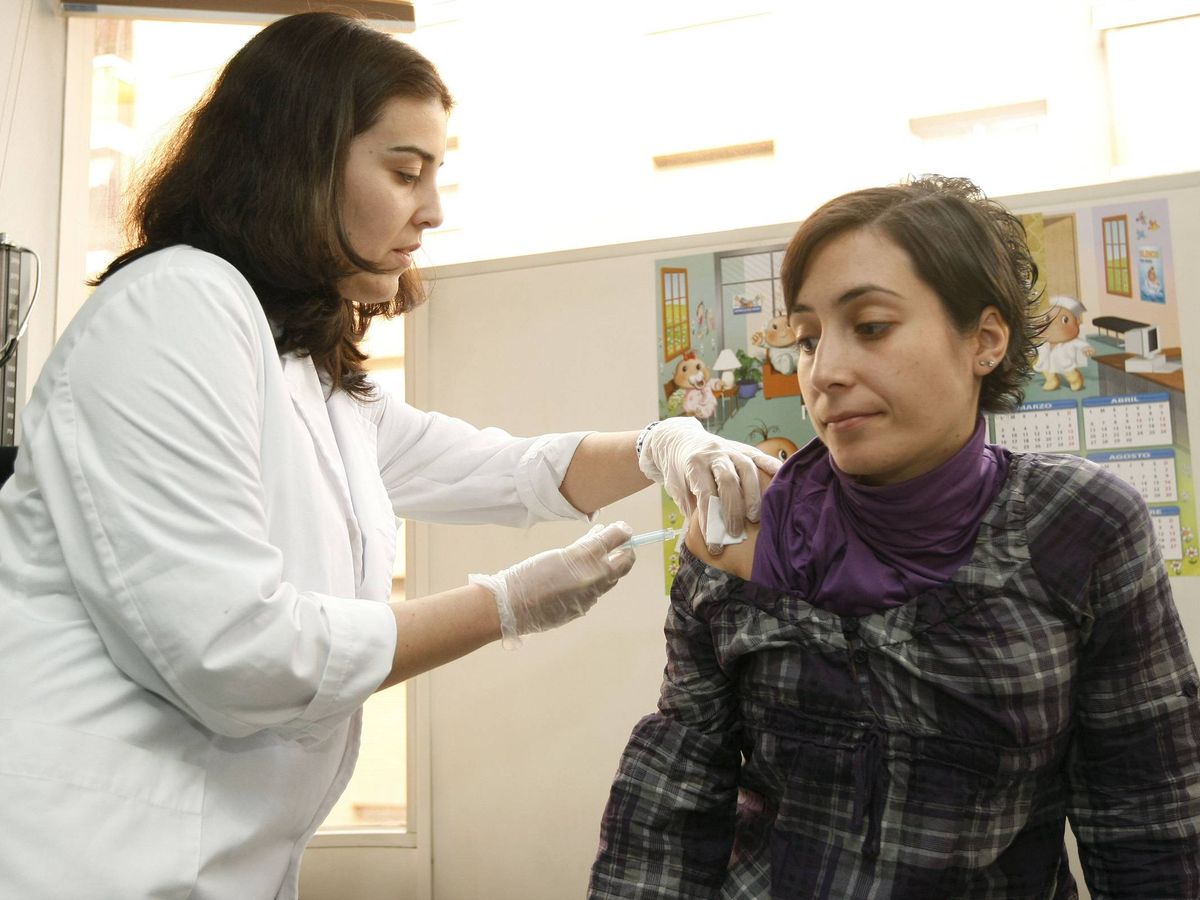 Foto: Una mujer embarazada recibe una vacuna en Madrid. Foto: EFE/Zipi