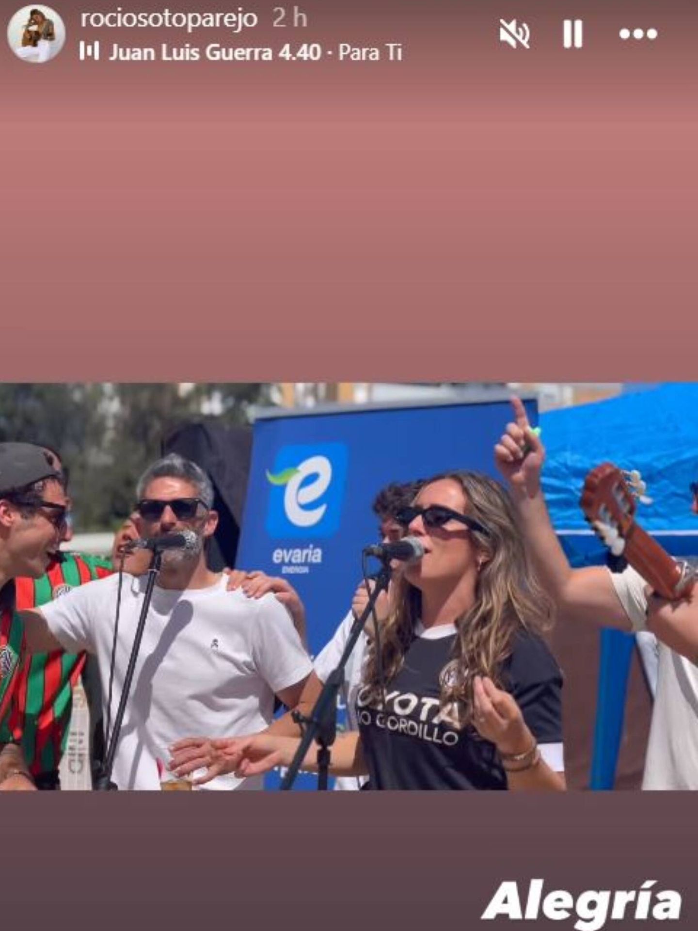 Rocío Soto Parejo cantando en el equipo de fútbol donde trabaja su prima y su futuro marido. (Instagram/@rociosotoparejo)