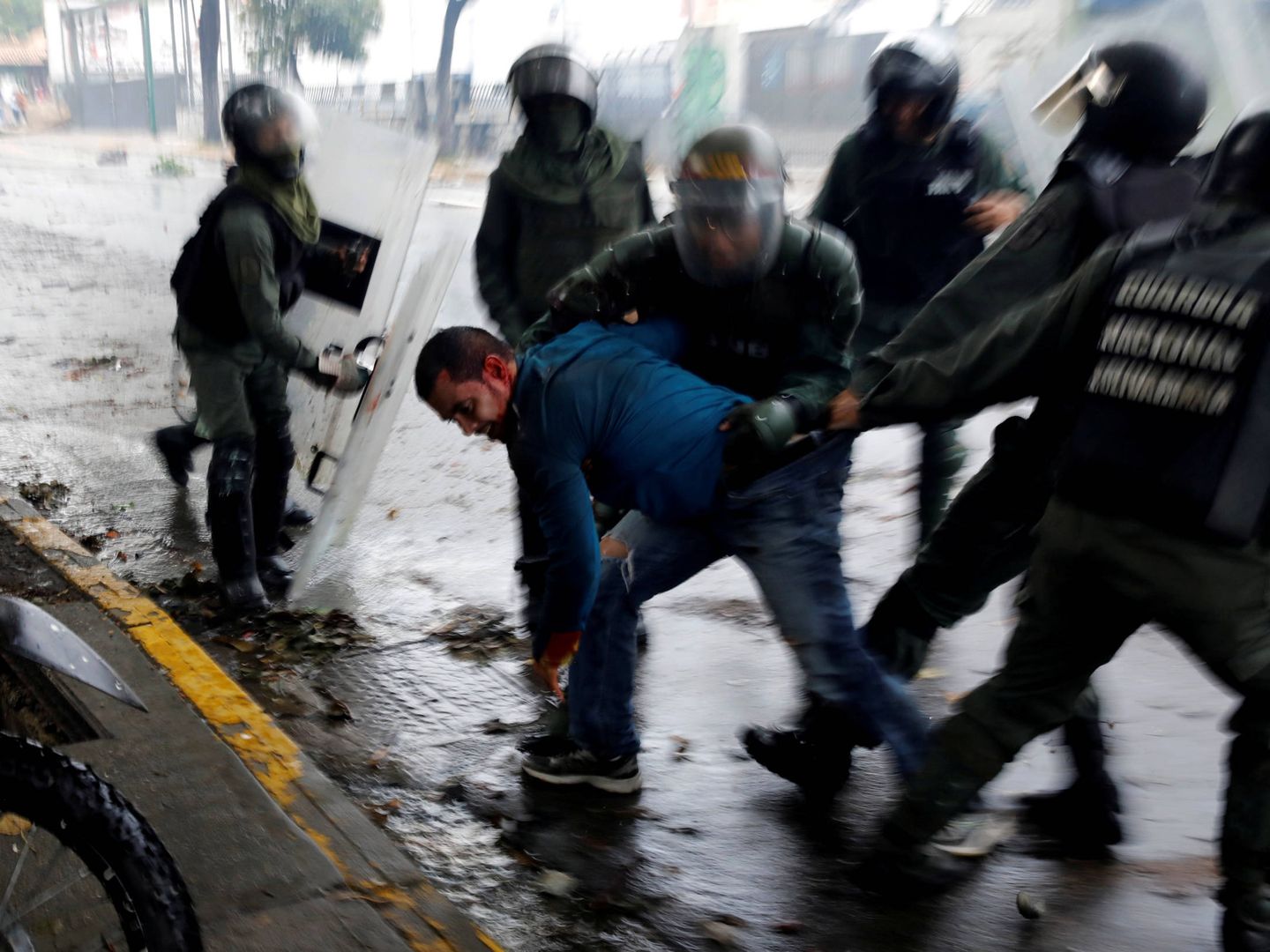 Fuerzas de seguridad detienen a un manifestante durante una protesta contra el Gobierno de Maduro en Caracas. (Reuters)