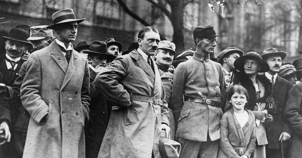 Foto: A la izquierda, Alfred Rosenberg junto a Adolf Hitler y Friedrich Weber, durante el Putsch de Múnich, en noviembre de 1923