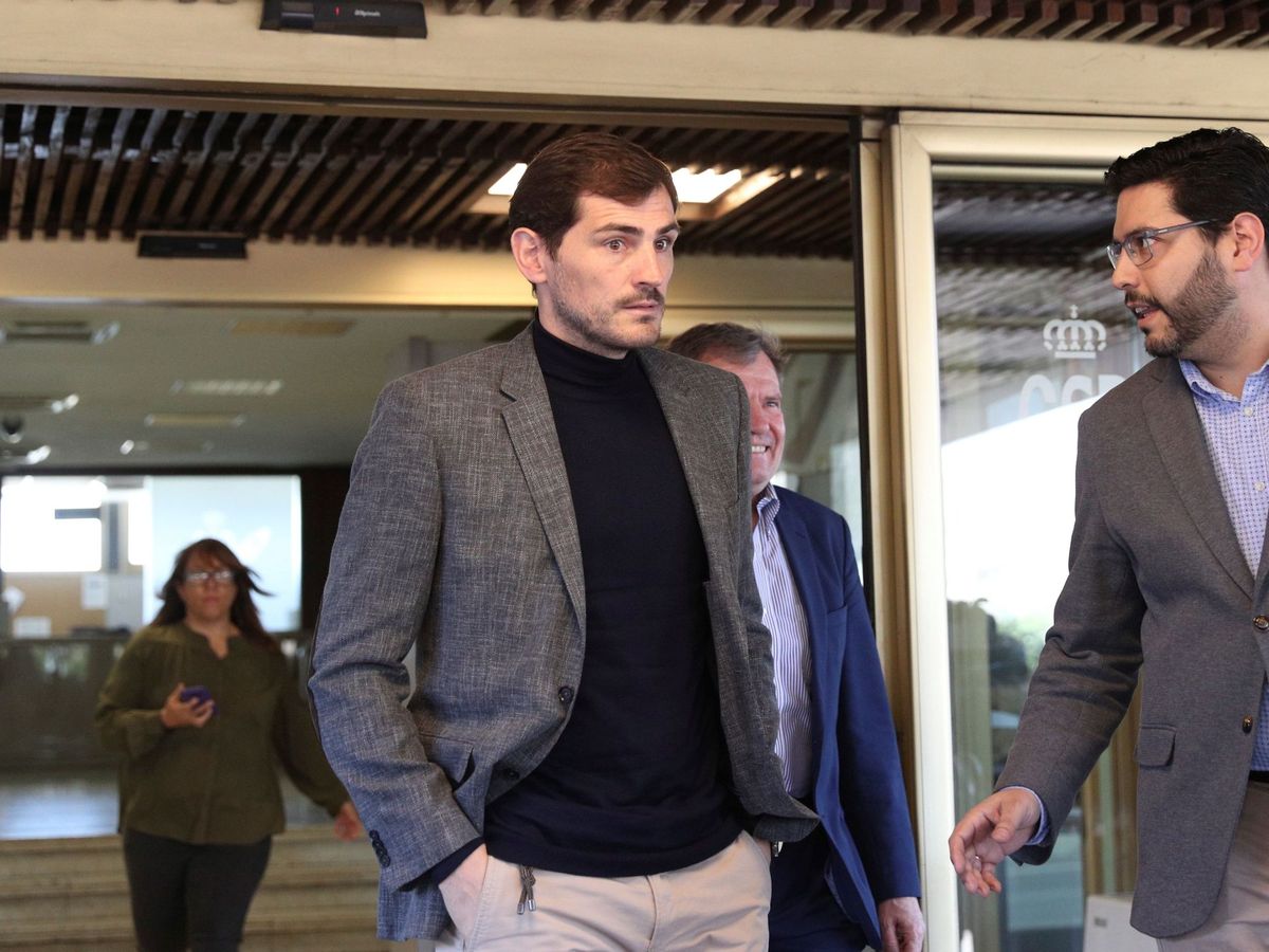 Foto: Iker Casillas sale de una reunión con Irene Lozano, la presidenta del Consejo Superior de Deportes. (Efe)