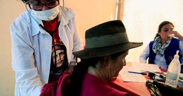 Foto: Una doctora cubana inspecciona a una paciente en un hospital en Vallegrande, Santa Cruz, Bolivia, en octubre de 2017. (Reuters)