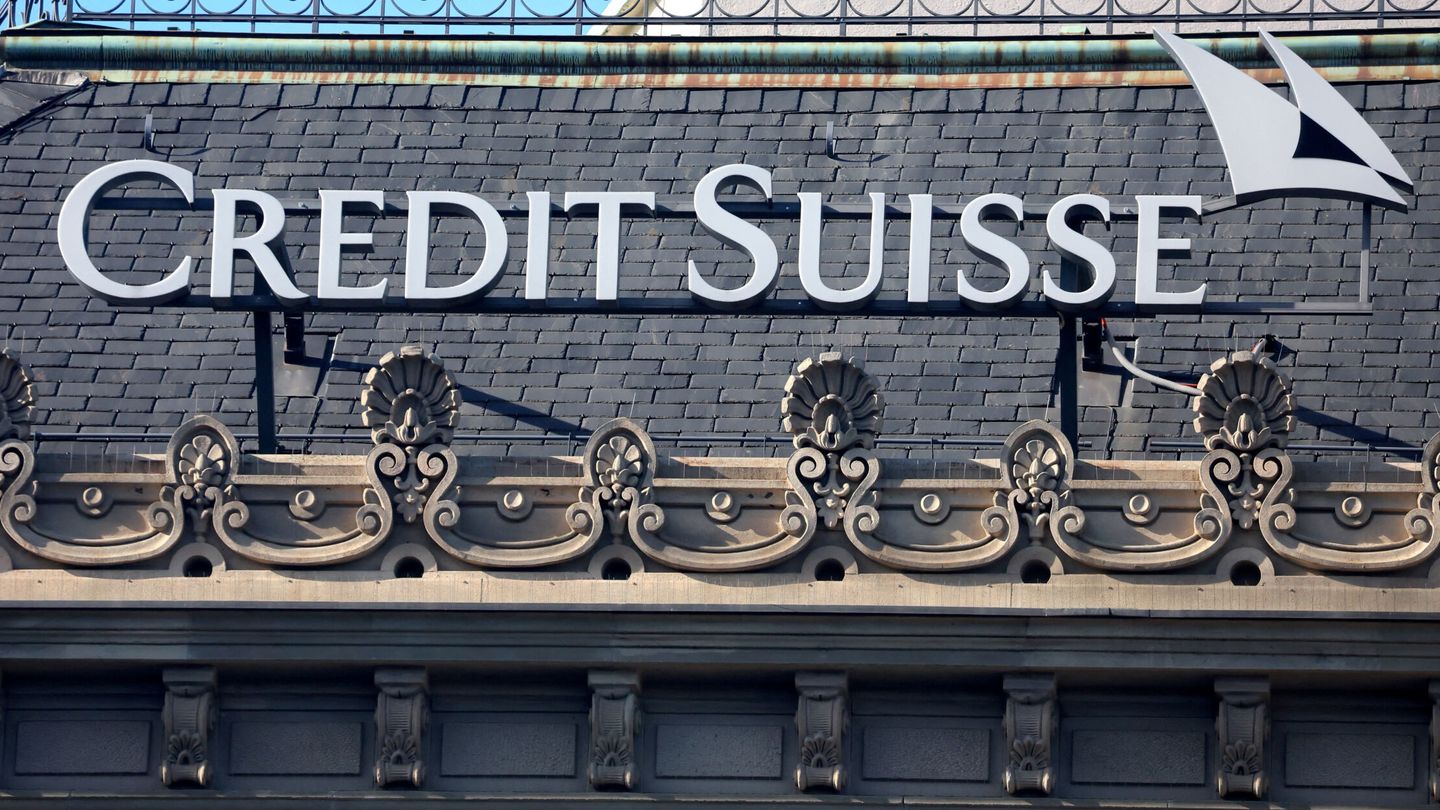 Logo de Credit Suisse en su sede de Paradeplatz, Zúrich. (Reuters/Denis Balibouse)