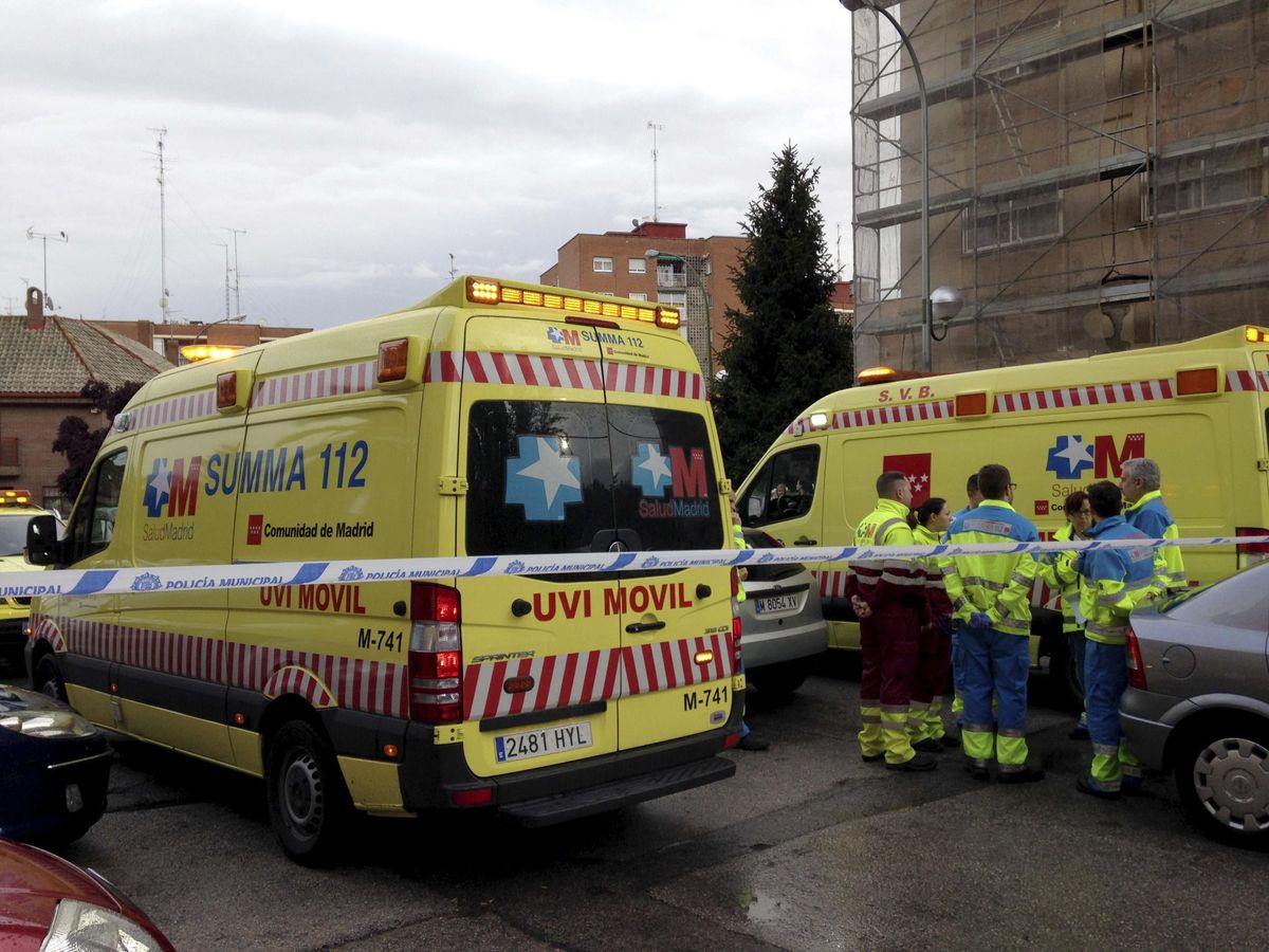 Foto: Ambulancias en Móstoles en una imagen de archivo. (EFE/Emergencias Madrid)