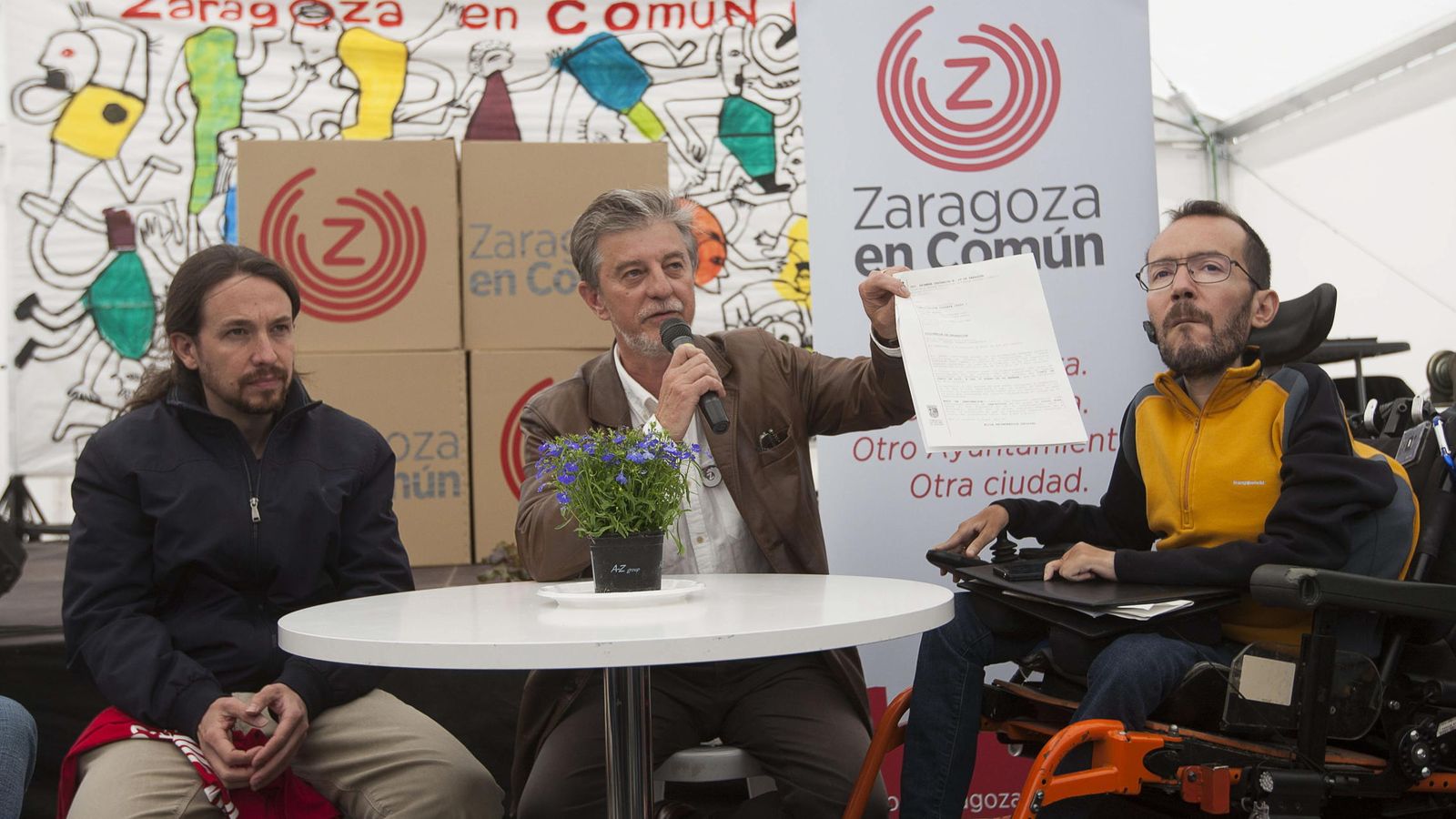 Foto: El candidato de Zaragoza en Común a la alcaldía de Zaragoza, Pedro Santisteve, junto a Pablo Iglesias y Pablo Echenique. (EFE)