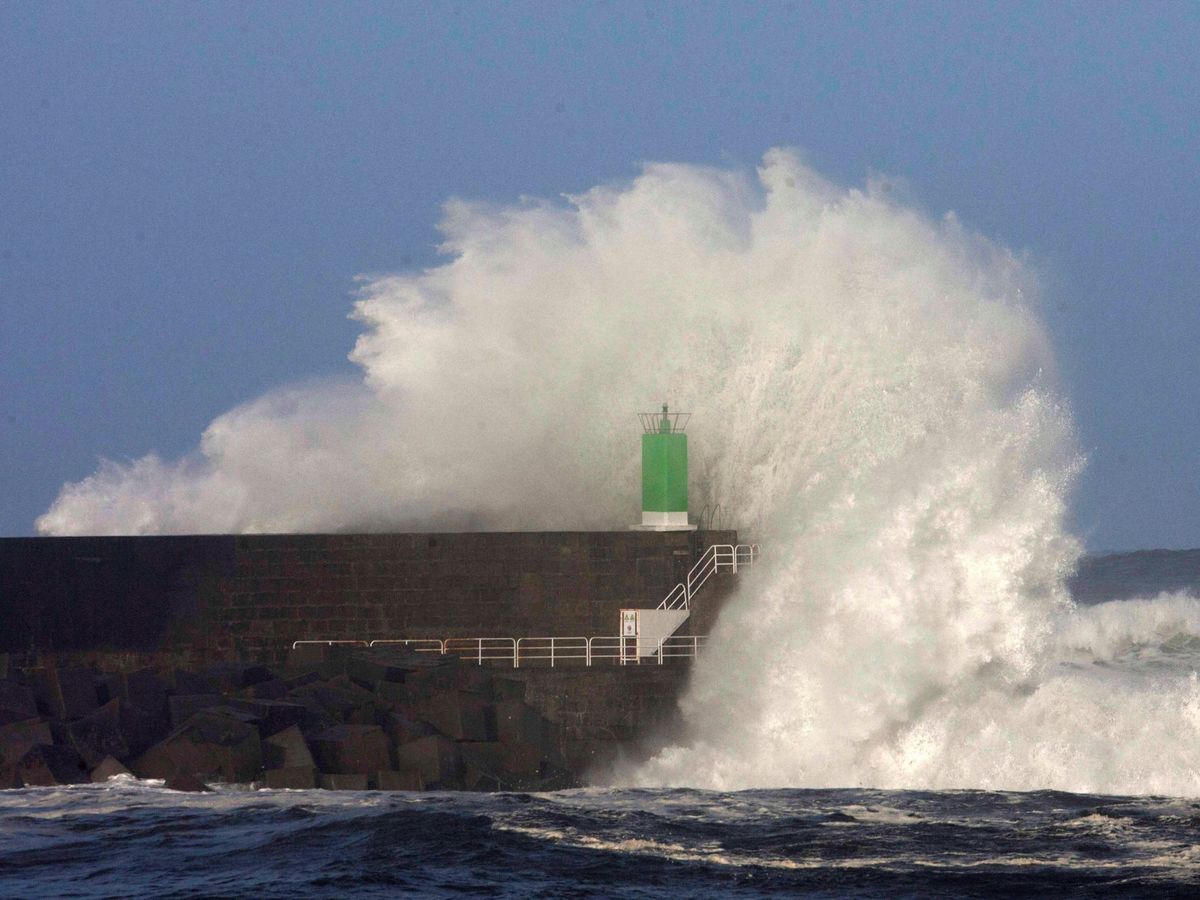 Foto: Olas rompiendo en la costa gallega. Foto: EFE Salvador Sas.