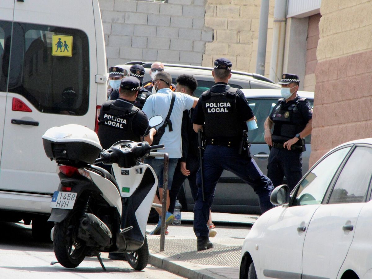 Foto: Miembros de la Policía Nacional en Ceuta. (EFE/Reduan Dris)