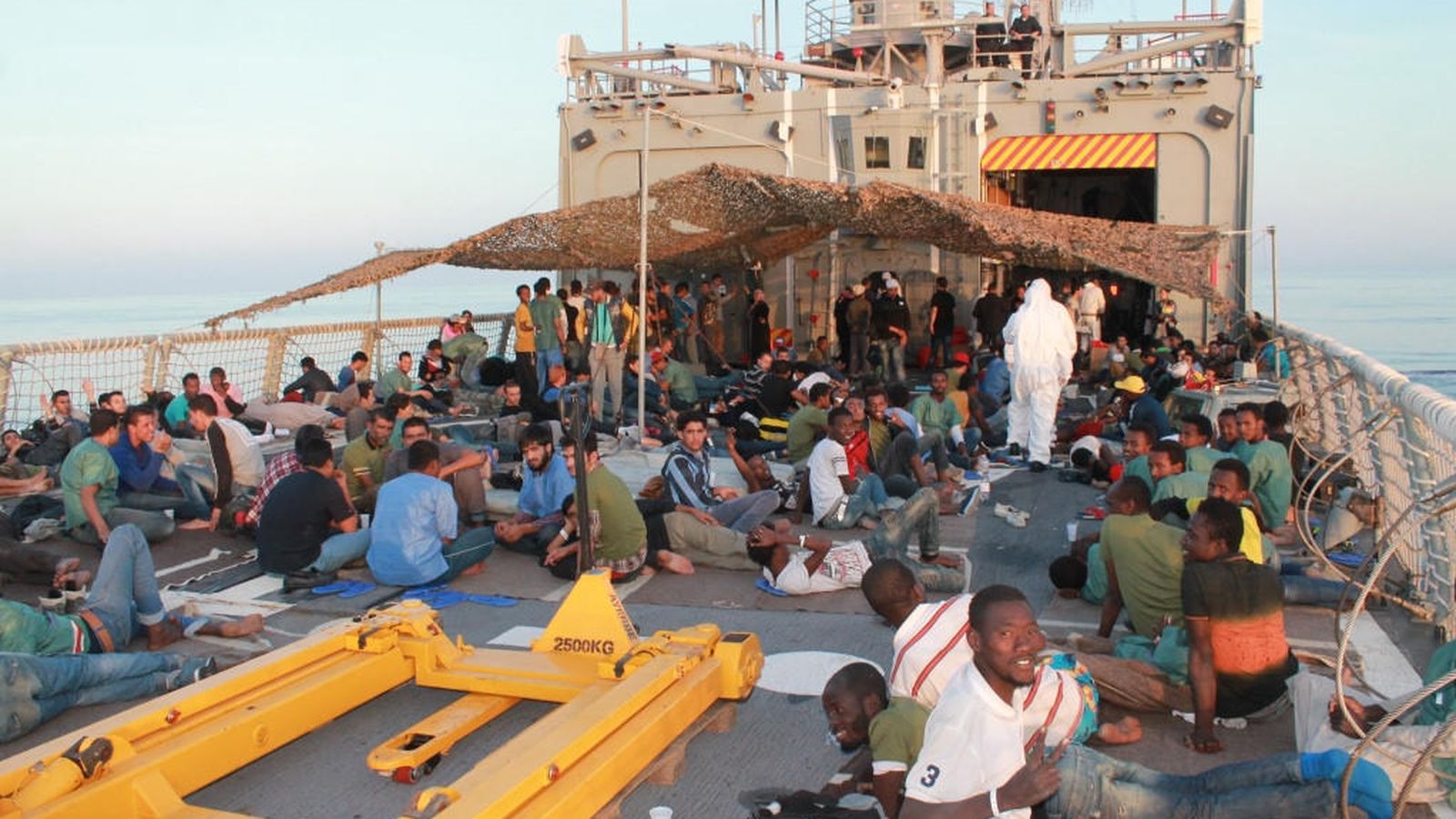 Foto: La fragata ‘Canarias’ rescata a 112 inmigrantes en aguas del Mediterráneo. (Armada española)