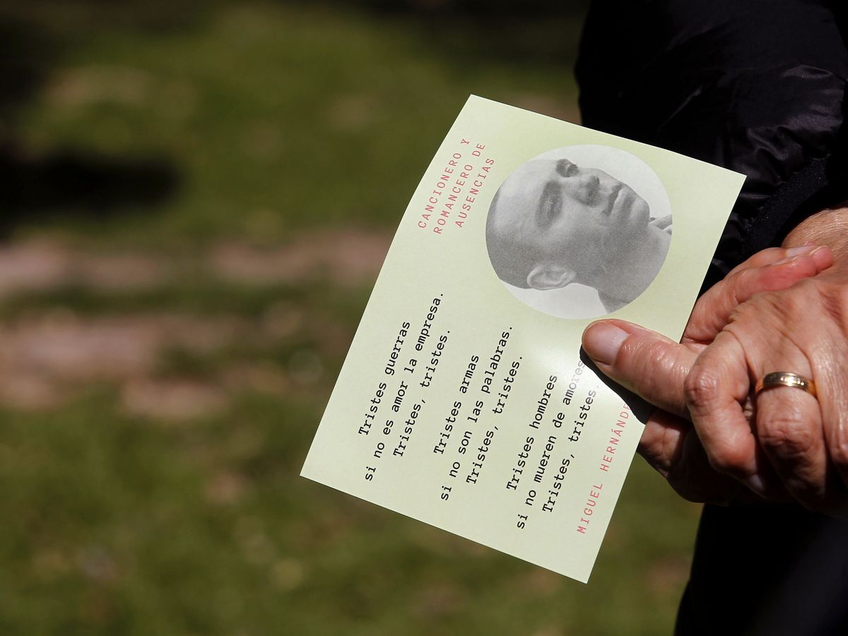 Foto: Detalle de una tarjeta con un poema de Miguel Hernández. (EFE/Manuel Lorenzo)