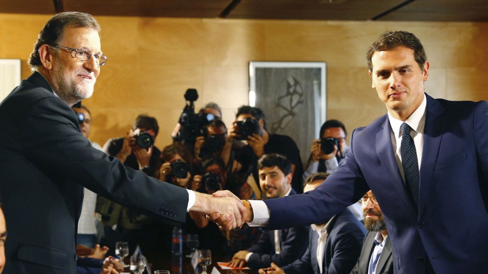 Foto: Mariano Rajoy y Albert Rivera se estrechan la mano antes de reunirse con sus equipos negociadores. (EFE)