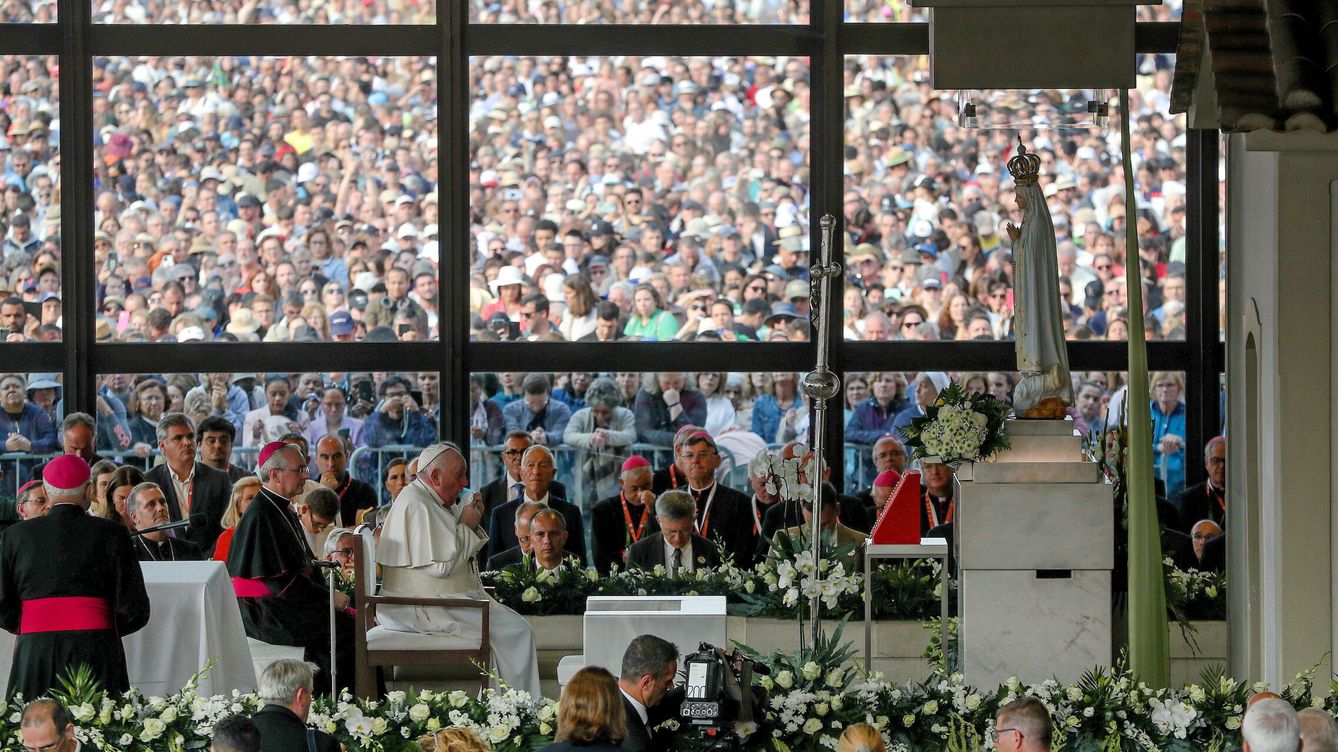 Foto: El papa Francisco reza en el Santuario de Nuestra Señora de Fátima. (EFE/Antonio Cotrim)