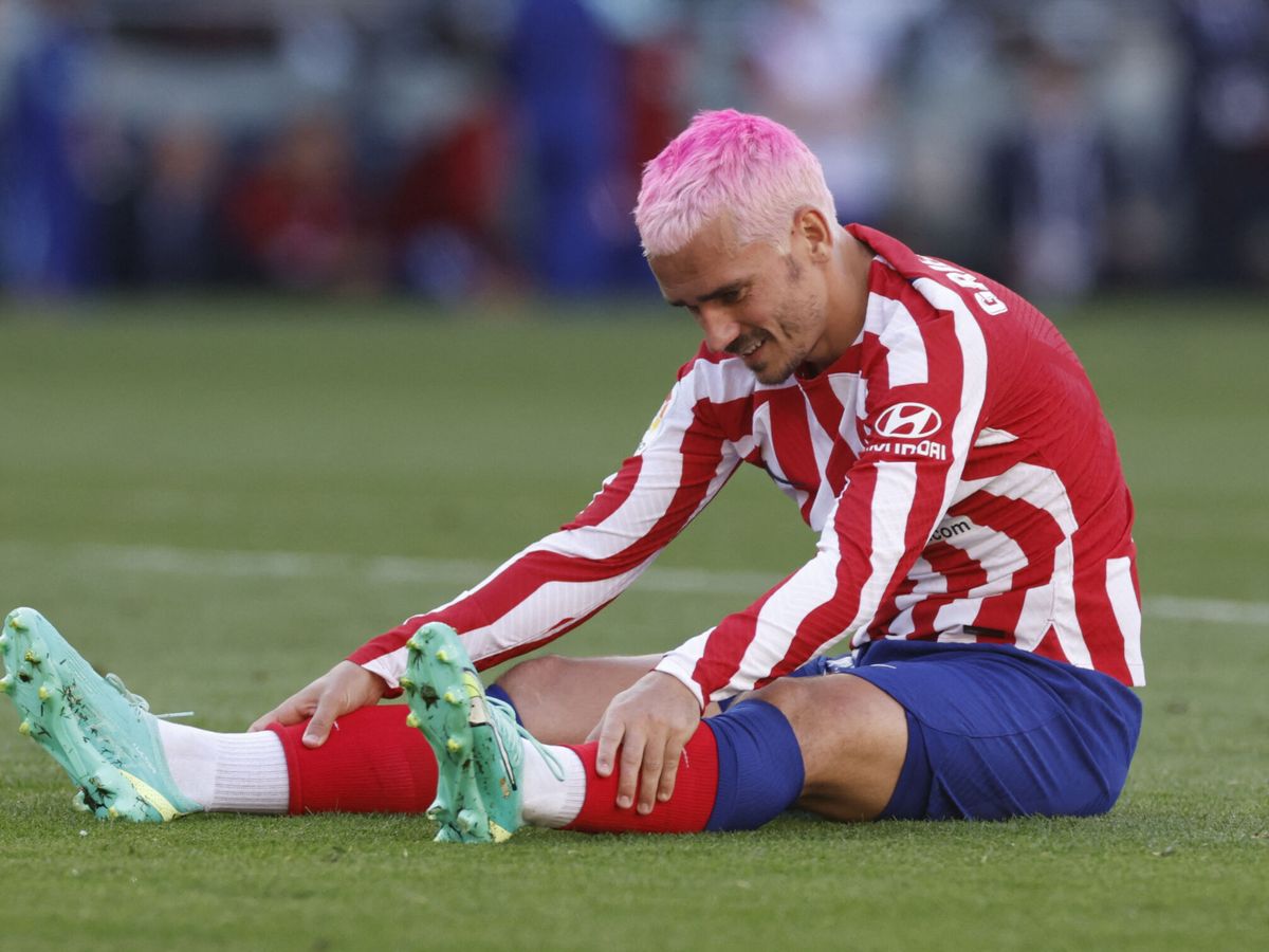 Foto: Griezmann se lamenta tras el pitido final en el Camp Nou. (Reuters/Albert Gea)