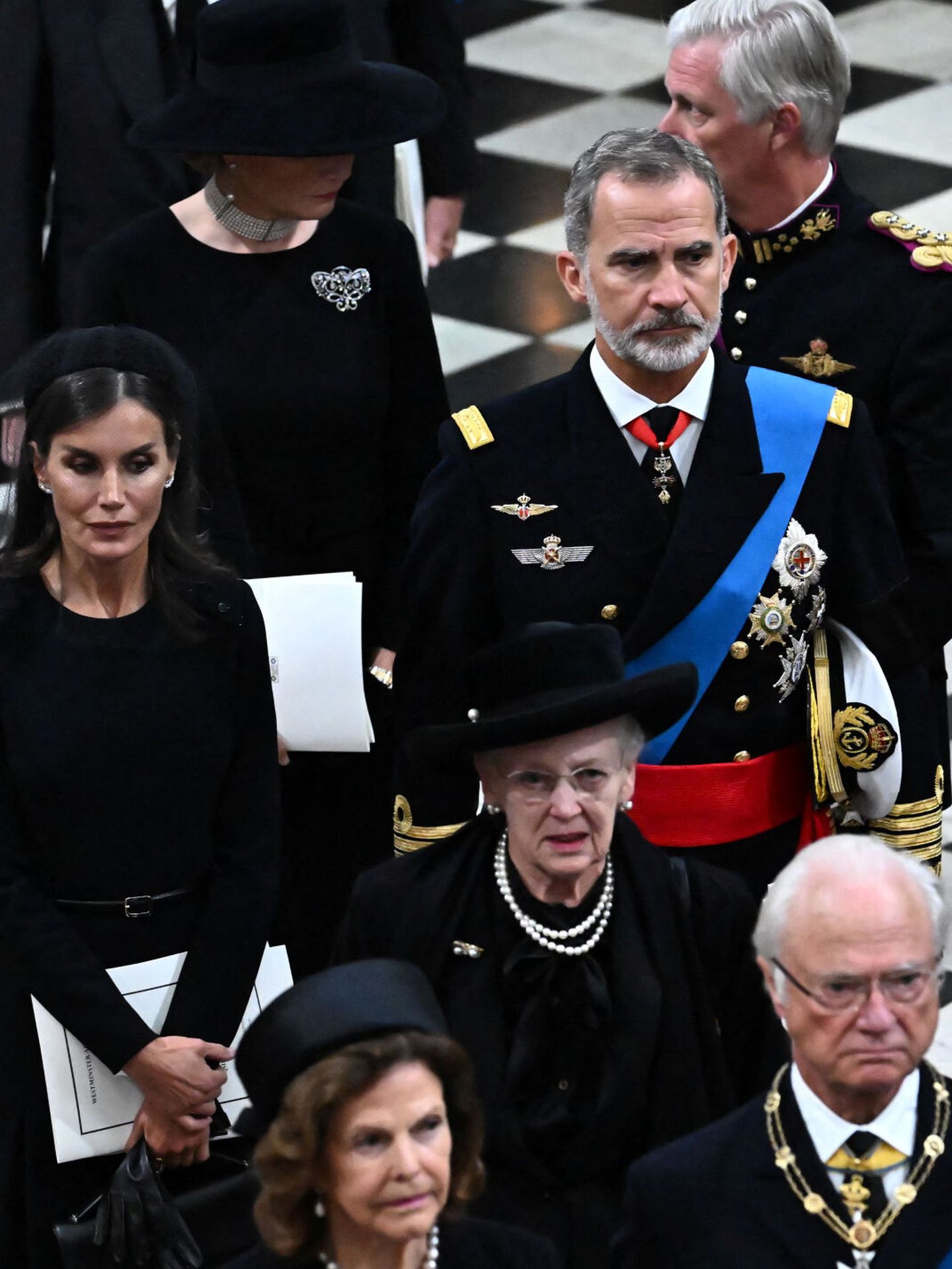 La reina Margarita, junto a los Reyes y otros soberanos en el funeral de Isabel II.     (Reuters/Pool/Ben Stansall)