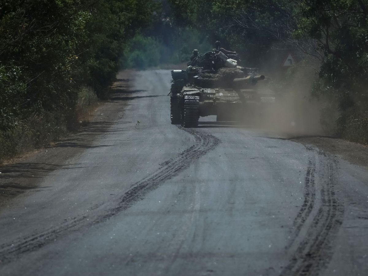 Foto: Soldados ucranianos remolcan un tanque ruso en Donetsk. (Reuters/Gleb Garanich)