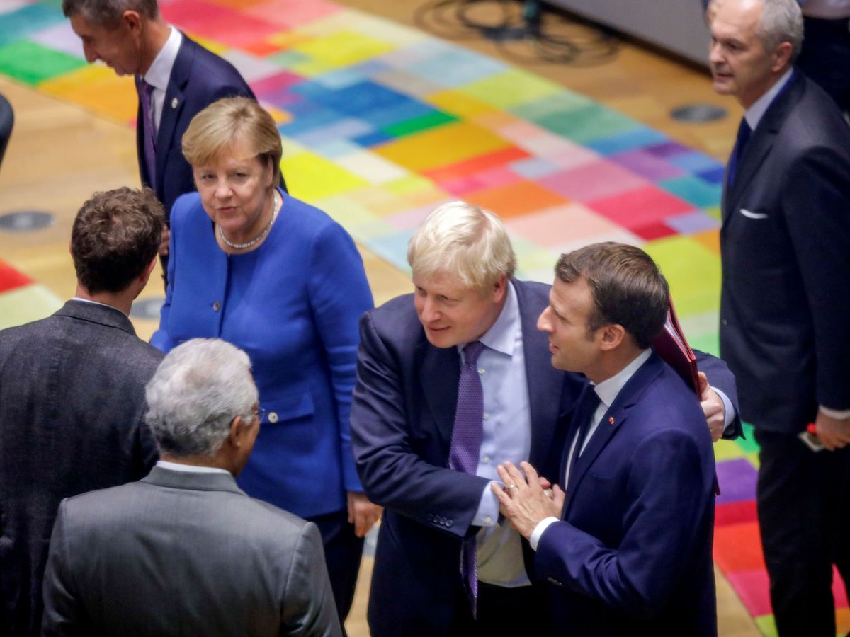 Foto: Fotografía de archivo de la canciller alemana, Angela Merkel, el primer ministro de Reino Unido, Boris Johnson (c), y el presidente francés, Emmanuel Macron, en una cumbre europea. (Reuters)