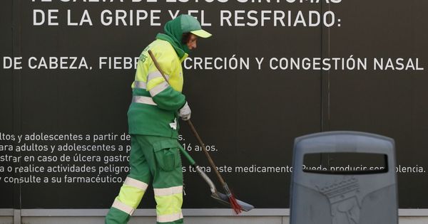 Foto: Una trabajadora de los servicios de limpieza del Ayuntamiento de Madrid. (EFE) 