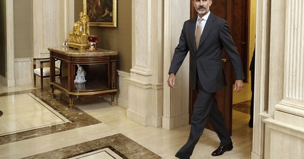 Foto: El Rey antes de las audiencias en el Palacio de la Zarzuela el pasado jueves. (EFE)