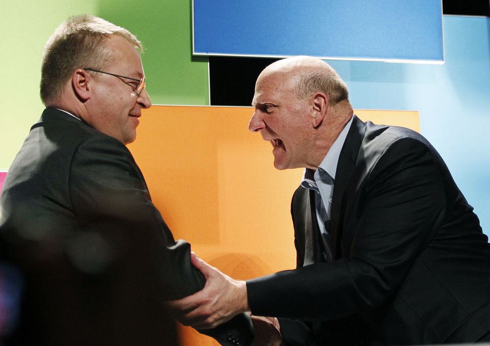 Foto: Steve Ballmer, ex-CEO de Microsoft, saluda a Stephen Elop.