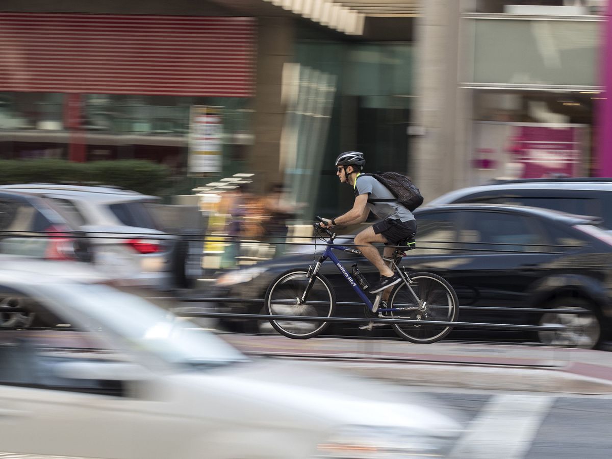 Foto: Un ciclista recorre una carretera rodeado de coches. (EFE)