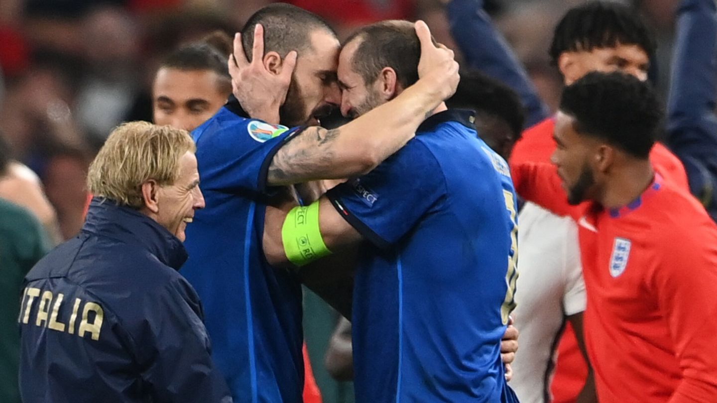 Bonucci y Chiellini se abrazan tras proclamarse campeones de Europa. (EFE)