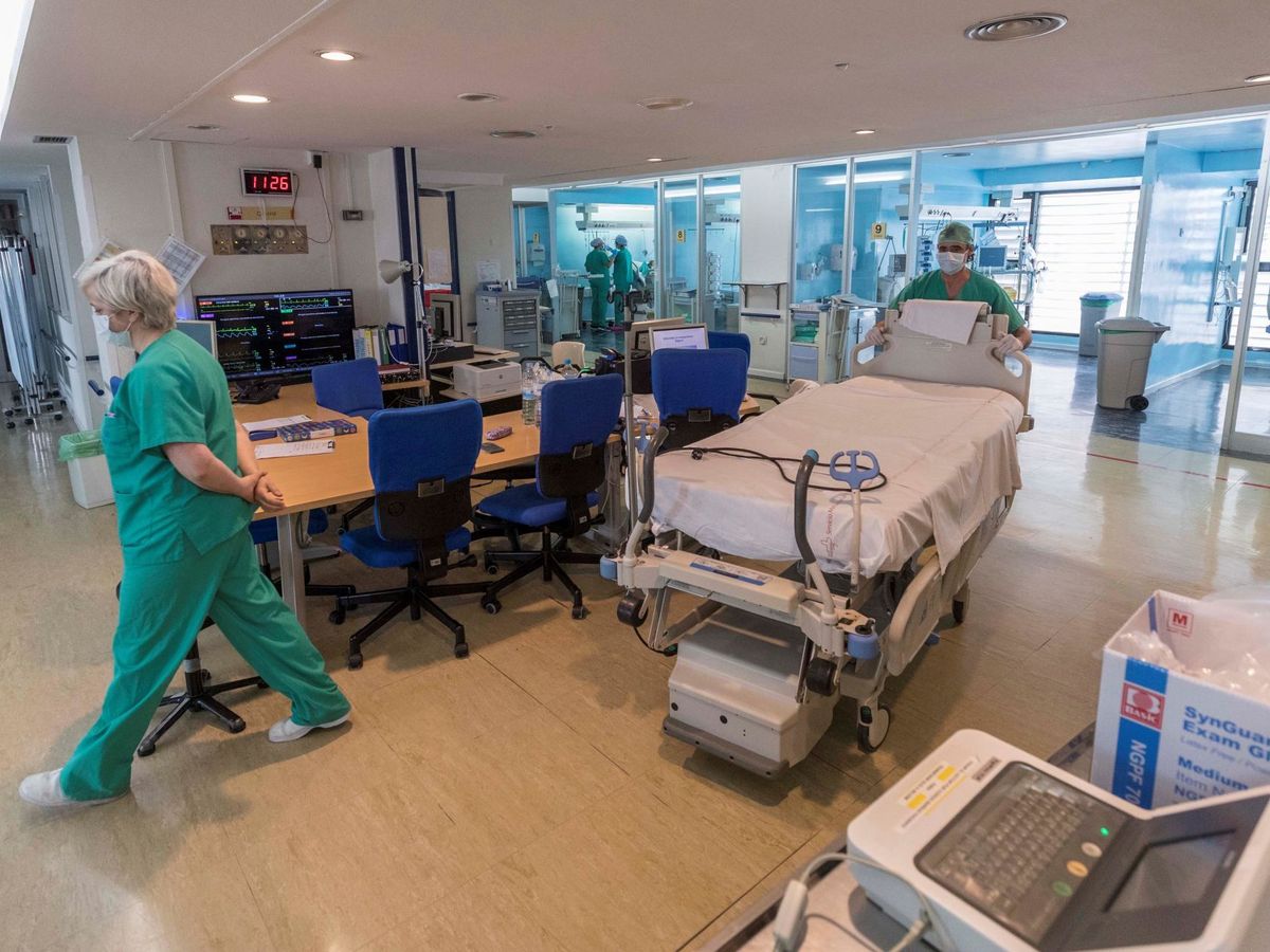 Foto: Enfermeros y médicos de la Unidad de Cuidados Intensivos (UCI) del Hospital Morales Meseguer de Murcia, en abril (EFE) 