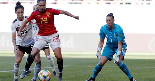 Foto: La jugadora de la Selección española femenina de fútbol, Nahikari García, controla el balón. (EFE)